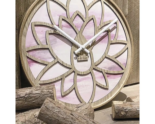 Nextime klocka med blommönster och träelement