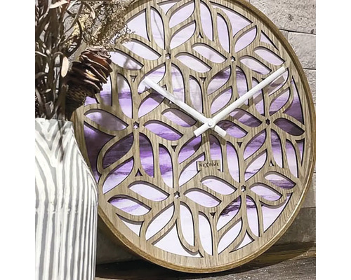 Väggklocka med trämönster och visare