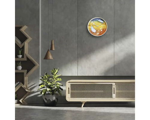 Vardagsrum med dekorativ väggklocka, trähylla och krukväxt