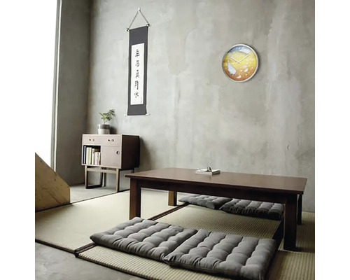 Ljust rum med tatamimattor, sittkuddar, bord och väggdekorationer