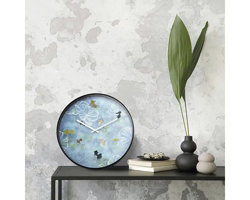 Väggklocka med guldfiskmotiv på en svart hylla