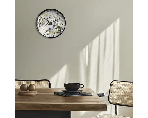 Scen med en väggklocka ovanför ett träbord med porslin och stolar.