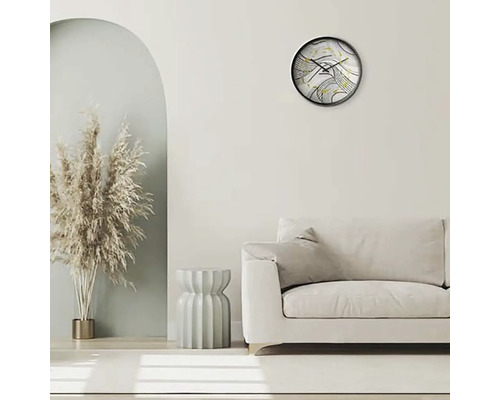 Vardagsrum med soffa och dekorativ väggklocka