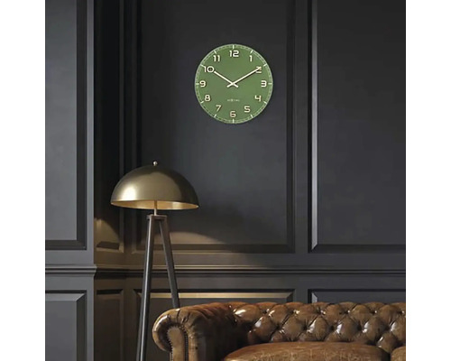 Väggklocka i vardagsrummet med golvlampa och lädersoffa