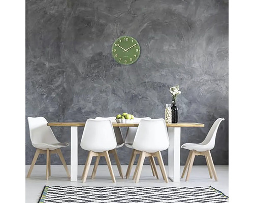 Matsal med matbord, stolar, väggklocka och matta