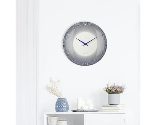 Väggklocka med geometriskt mönster och visare