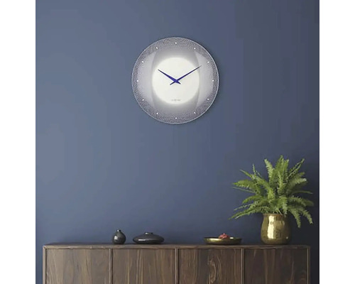 Väggklocka med urtavla och visare på en vägg ovanför ett skåp