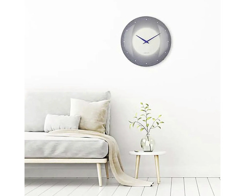 Vardagsrum med soffa, sidobord och väggklocka