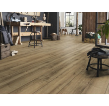 Ljust träimitation laminatgolv i verkstadsmiljö med arbetsbänk och verktyg