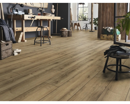 Ljust träimitation laminatgolv i verkstadsmiljö med arbetsbänk och verktyg