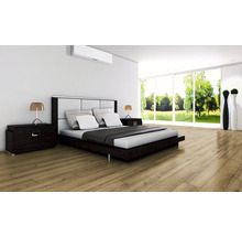 Ljust sovrum med dubbelsäng, luftkonditionering och trägolv