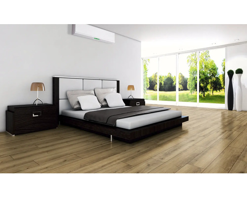 Ljust sovrum med dubbelsäng, luftkonditionering och trägolv