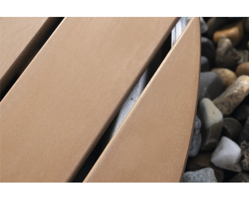 Detaljbild av ett trädgårdsbord med ribbmönster