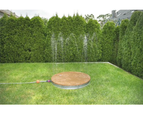 Trädgård med grässprinkler av trä och metall