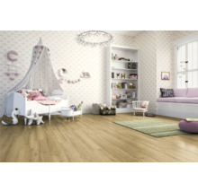 Barnrum med säng, bokhylla och trägolv