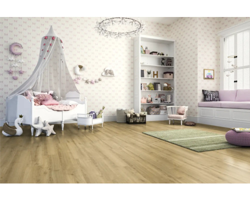 Barnrum med säng, bokhylla och trägolv