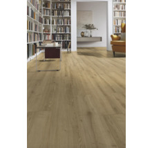 Ljust rum med laminatgolv, bokhyllor och ett bord