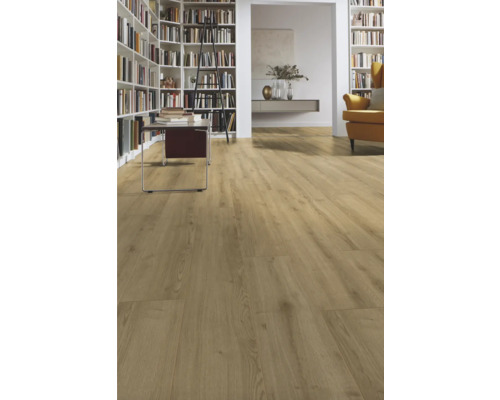 Ljust rum med laminatgolv, bokhyllor och ett bord