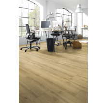 Kontorsrum med laminatgolv i träutseende, skrivbord och kontorsstolar