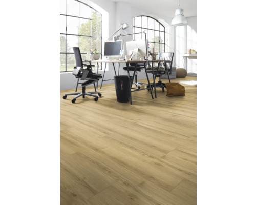Kontorsrum med laminatgolv i träutseende, skrivbord och kontorsstolar