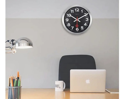 Analog väggklocka med urtavla och ram