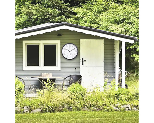 Trädgårdsskjul med klocka och termometer på väggen