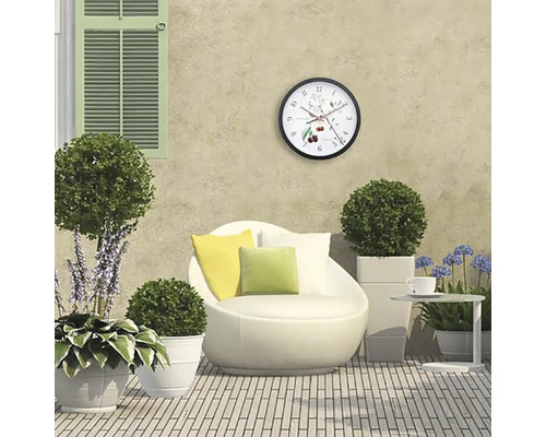 Terrass med sittgrupp, sidobord och väggklocka