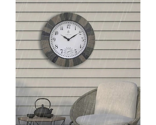 Väggklocka med termometer på en terrass med möbler