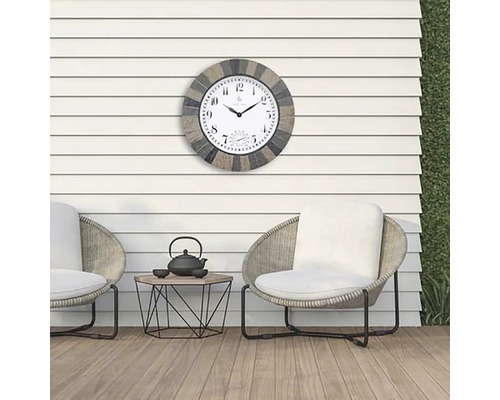 Uteplats med två stolar, ett bord och en väggklocka