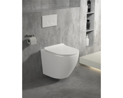 Vägghängd toalett med kontrollpanel i modernt badrum