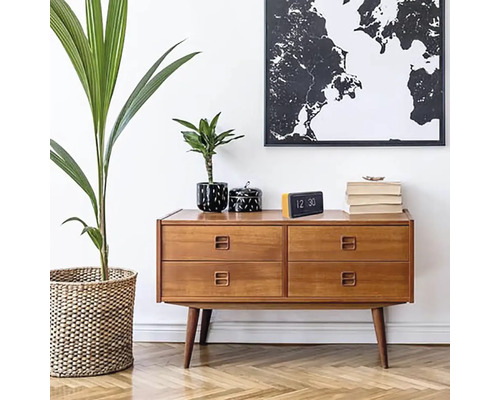 Sideboard med fyra lådor, dekoration och krukväxter