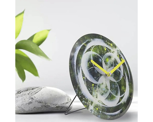 Dekorativ bordsklocka med abstrakt mönster och gula visare