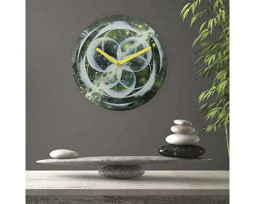 Dekorativ väggklocka med abstrakt mönster och gula visare