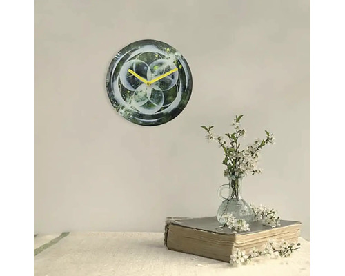 Dekorativ väggklocka med abstrakt design i vardagsrummet