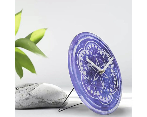 Dekorativ bordsklocka med mönster på ett stativ