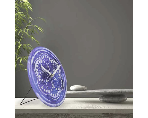 Dekorativ bordsklocka med mönster på ett bord