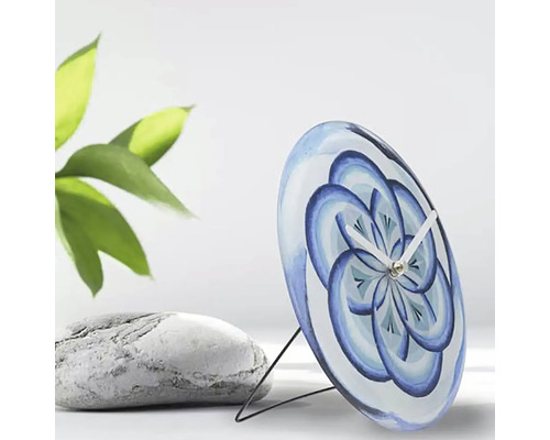 Dekorativ bordsklocka med blommönster