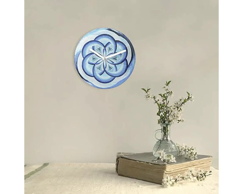 Dekorativ väggklocka med blommönster i vardagsrummet
