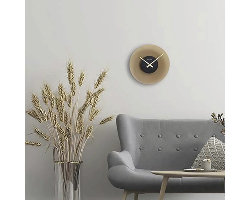 Vardagsrum med grå soffa, bord, blomvas och rund väggklocka