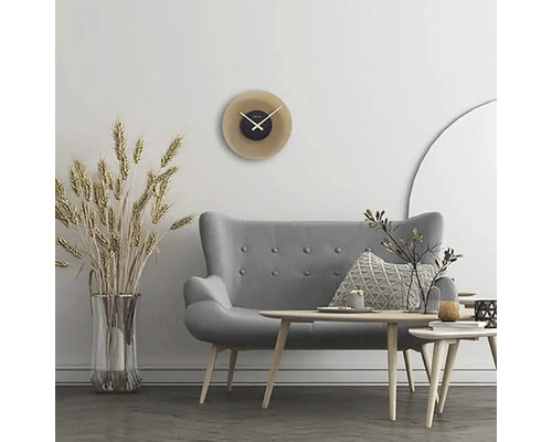 Vardagsrum med grå soffa, bord och väggklocka