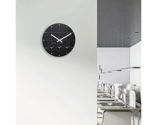 Väggklocka med världstidsfunktion i kontorsutrymme