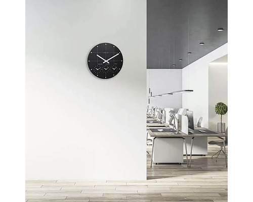 Kontor med en väggklocka som visar flera tidszoner och skrivbord