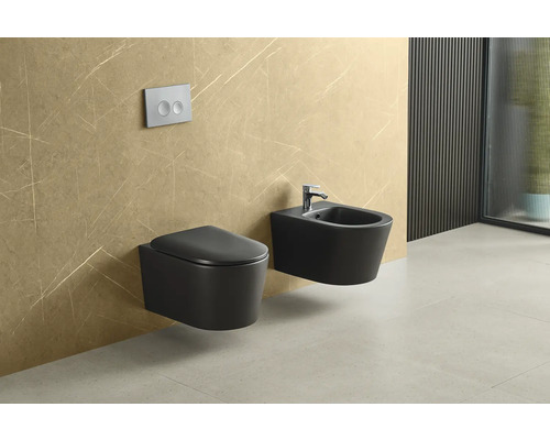 Vägghängd toalett och bidé i ett modernt badrum