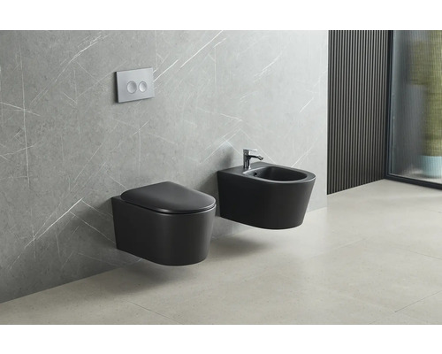 Vägghängd toalett och bidé i ett modernt designat badrum.