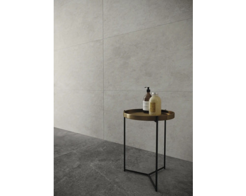 Ljust badrum med väggplattor och litet sidobord