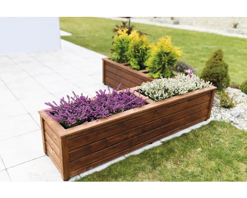 Två planterade, rektangulära blomlådor i trä i trädgården.