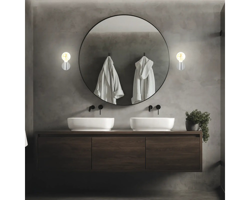 Badrum med dubbla handfat, spegel och vägglampor