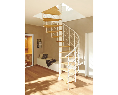 Spiraltrappa med trätrappsteg och vitt räcke i ett ljust rum