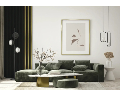 Vardagsrum med soffa, soffbord och dekorativa föremål