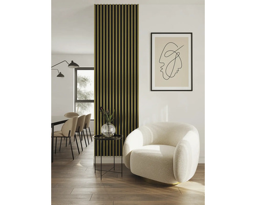 Vardagsrum med akustikpanel, fåtölj, sidobord och matbord